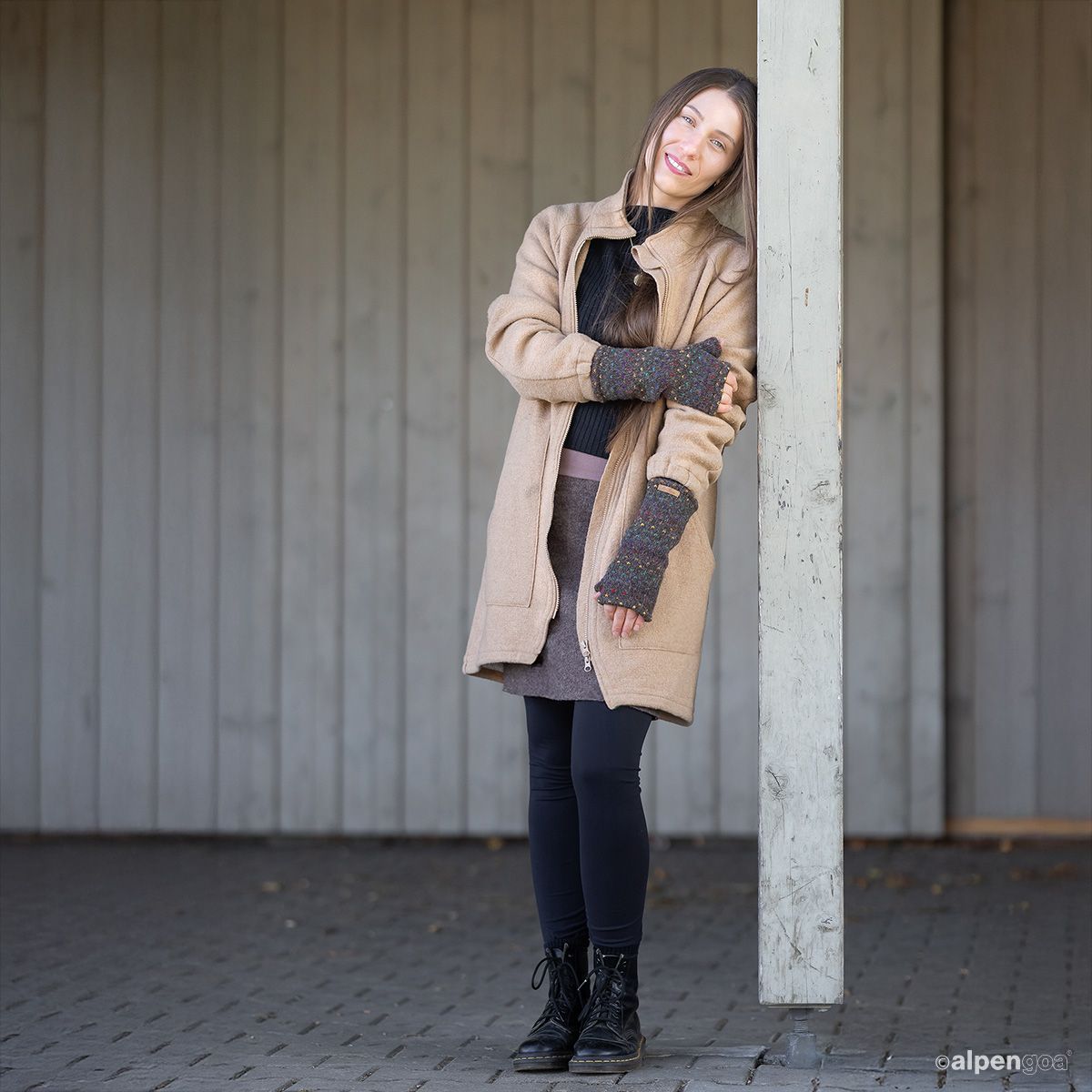 Pulswärmer Ines Regenbogen Naturdunjkelbraun Tragebeispiel